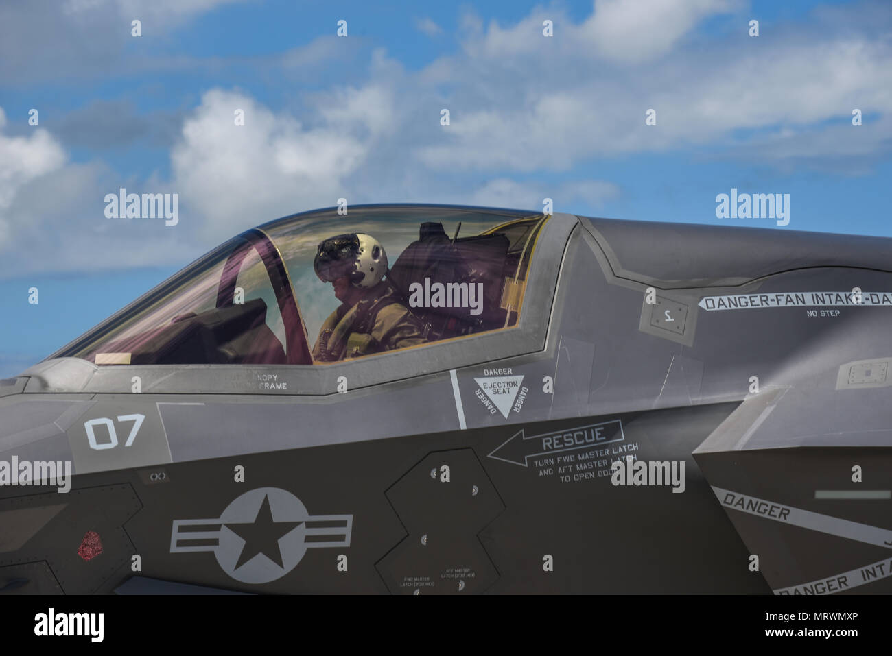 Un U.S. Marine Corps F-35B Lightning II pilota da Marine attacco Fighter Squadron (VMFA) 121, conduce una zona prodiera punto di rifornimento la formazione congiunta esercizio Giugno 28, 2017 a Kadena Air Base, Giappone. La F-35's casco montato display system è il sistema più avanzato nel suo genere. L'intelligenza e informazioni di indirizzamento di un F-35 pilota deve completare la missione è visualizzato il casco dell'aletta parasole. (U.S. Air Force foto di Senior Airman Nick Emerick) Foto Stock