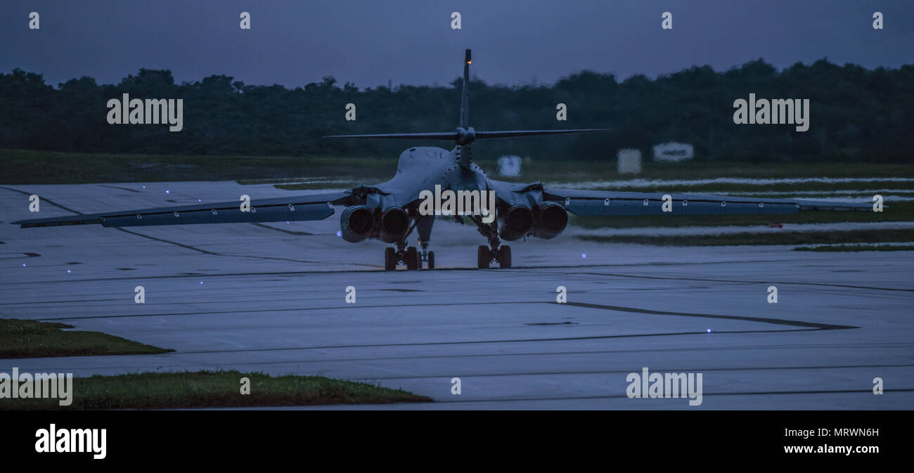 Un U.S. Air Force B-1B Lancer aeromobile assegnati al 9 bomba Expeditionary Squadron, distribuito da Dyess Air Force Base in Texas, si prepara a decollare da Andersen Air Force Base, Guam, a volare una missione bilaterale con X Japan Air Forza di Autodifesa F-X sopra il Mar della Cina orientale, Luglio 6, 2017. A conclusione delle operazioni bilaterali, il B-1Bs ha proceduto al Mare della Cina del Sud prima di ritornare a Andersen Air Force Base. Gli Stati Uniti conduce la continua presenza del bombardiere (CBP) operazioni come parte di una routine, distribuito, la capacità di dissuasione di supporto di sicurezza regionale e i nostri alleati nella ho Foto Stock
