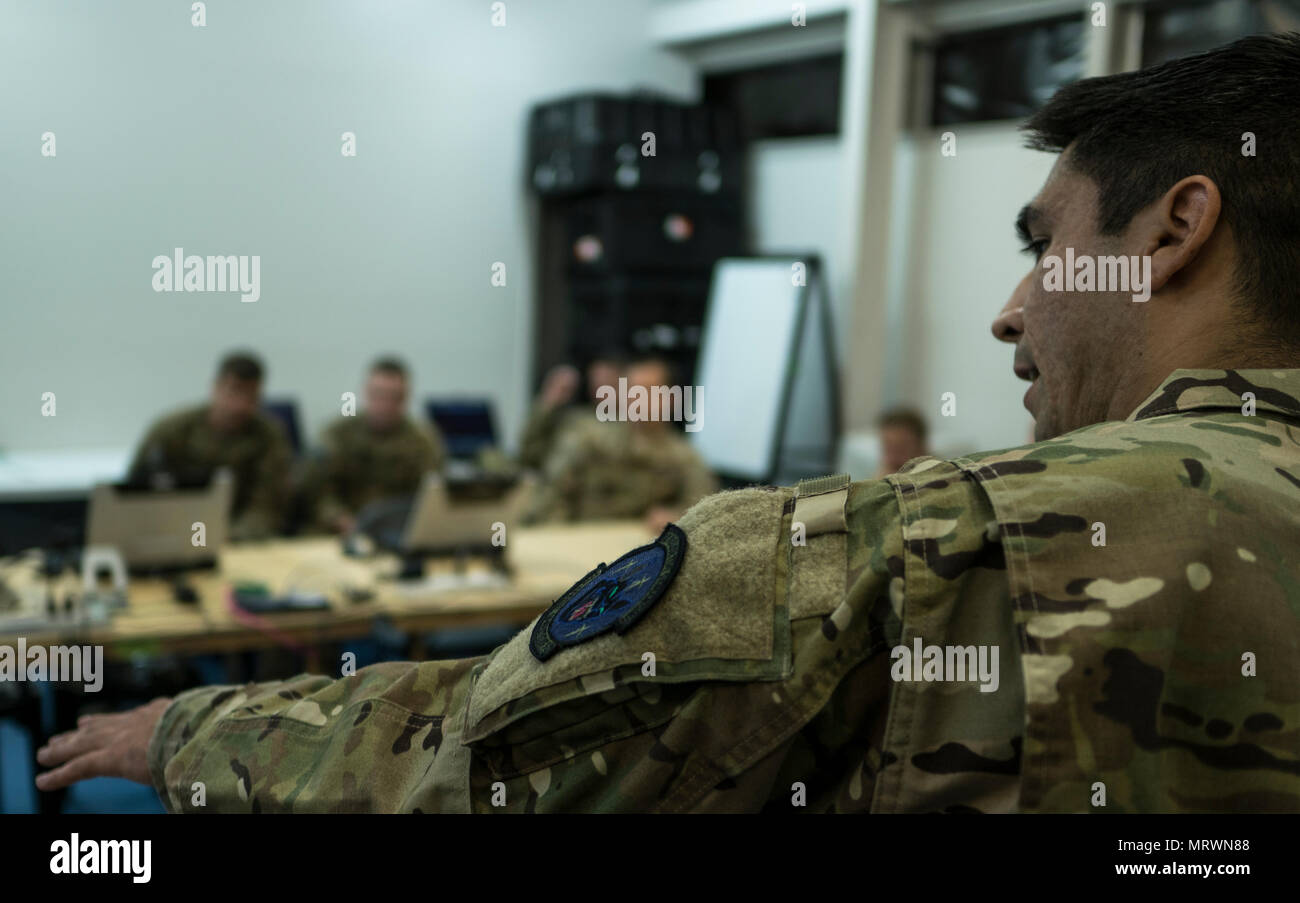 Un U.S. Air Force xvii Special Operations Squadron intelligence analyst fornisce la intel foto del combattimento scenario per gli equipaggi degli aeromobili prima di operazioni aeree Luglio 9, 2017, a Rockhampton, Australia. Talismano Saber 2017 fornisce la formazione pertinenti necessarie per mantenere la sicurezza regionale e la pace e la stabilità. (U.S. Air Force foto di Capt. Jessica Tait) Foto Stock