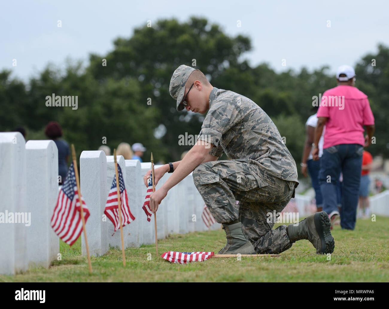 Airman Basic Charlie Evans, 335Training Squadron studente pone una bandiera degli Stati Uniti di fronte a una pietra tombale a Biloxi Cimitero Nazionale in riconoscimento del Memorial Day, 27 maggio 2017, in Biloxi Miss. Veterani locali, i membri della famiglia e Keesler AFB personale hanno partecipato alla manifestazione per ricordare e onorare la vita di eroi caduti del militare degli Stati Uniti. (U.S. Air Force foto di Andrea Whitman) Foto Stock