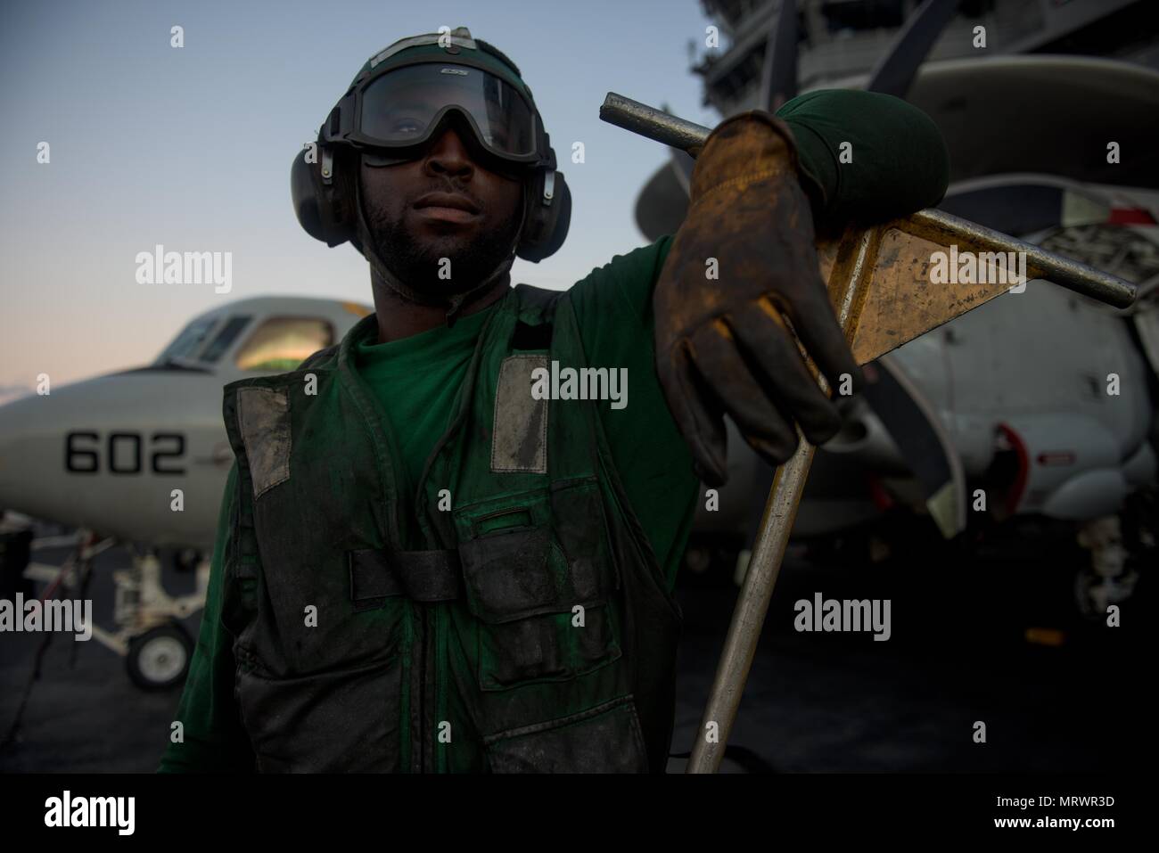 170708-N-OY799-199 CORAL SEA (Luglio 8, 2017) di aviazione di Boatswain Mate (attrezzature) Airman Michael Dennis osserva le operazioni di volo sul ponte di volo della Marina è distribuita portaerei USS Ronald Reagan (CVN 76), durante il talismano di Saber 2017. Talismano Saber è un realistico e stimolante esercizio che porta i membri del servizio più vicino e migliora sia negli Stati Uniti e in Australia la capacità di lavorare a livello bilaterale e multilaterale, e li prepara a essere pronti a fornire la sicurezza regionale e globale. (U.S. Foto di Marina di Massa lo specialista di comunicazione 2a classe Kenneth Abbate/rilasciato) Foto Stock