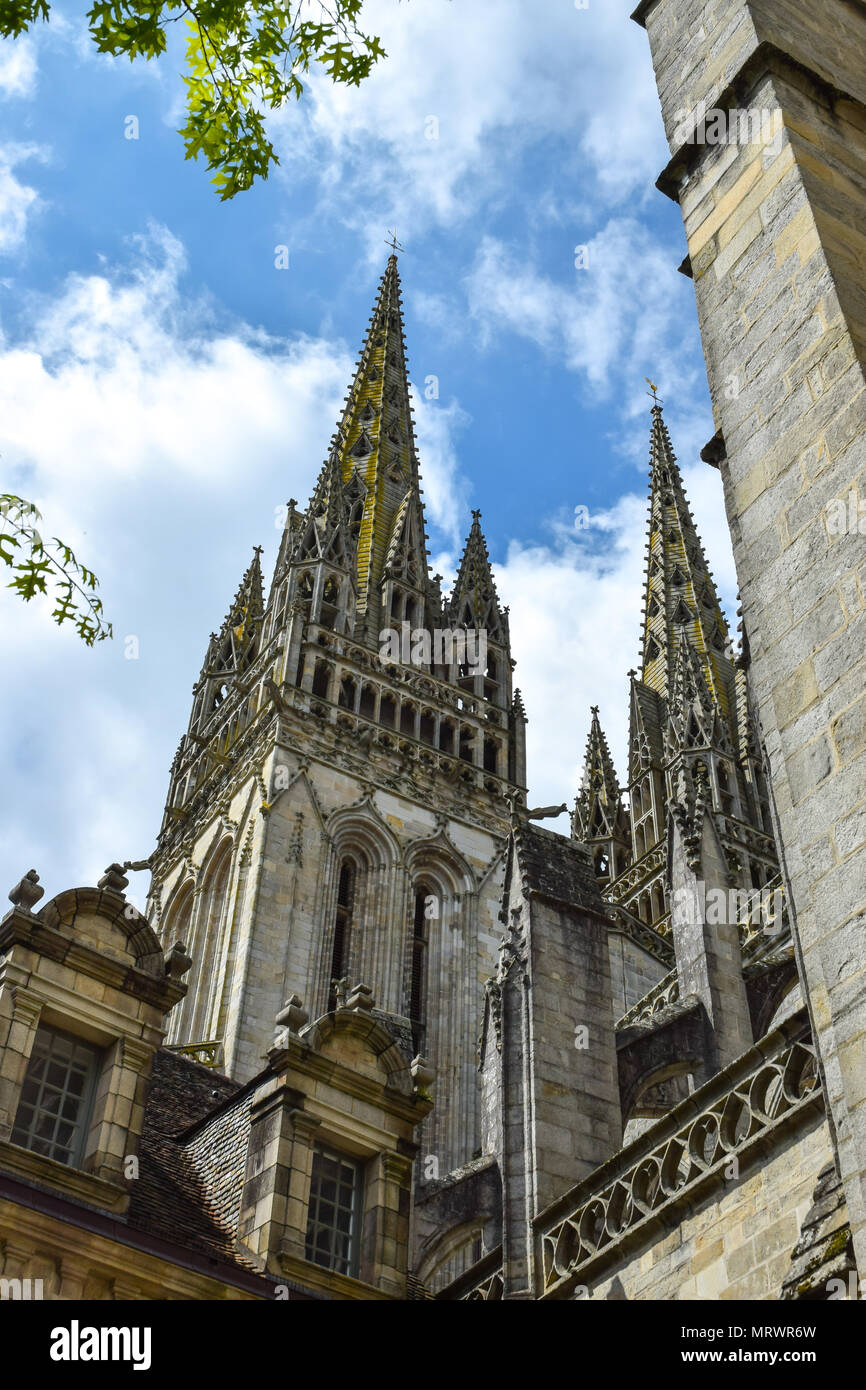 Cattedrale di Saint Corentin nella città di Quimper in Finisterre regione della Bretagna, Francia. Foto Stock