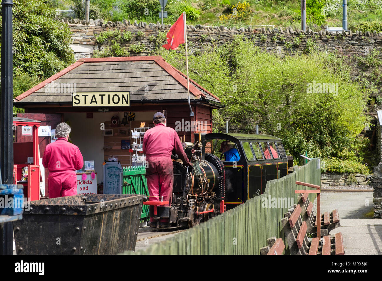 Grande miniera Laxey Steam Railway treno nella stazione a valle Laxey giardini. Laxey, Isola di Man e Isole britanniche Foto Stock