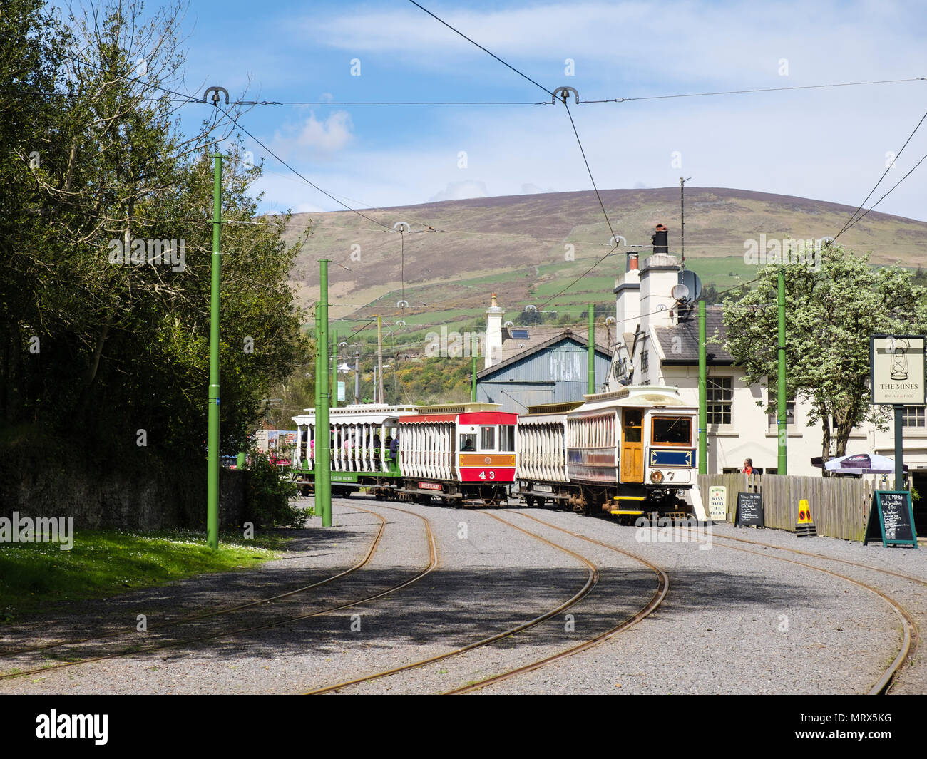 Manx elettrica ferroviaria i treni che passavano vicino alla stazione a Laxey, Isola di Man e Isole britanniche Foto Stock