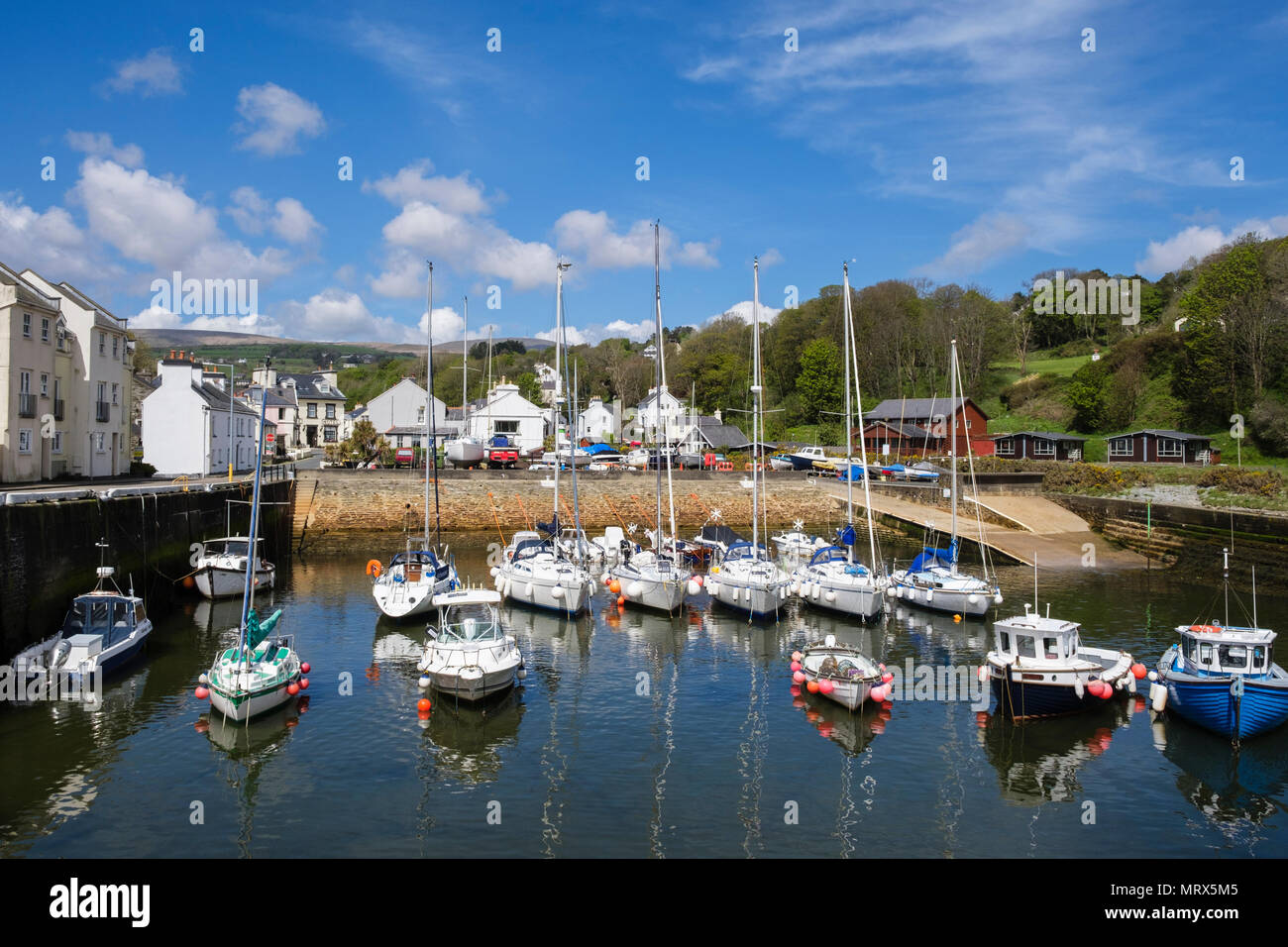 Vista di piccole imbarcazioni ormeggiate nel porto di Laxey nel vecchio Laxey, Isola di Man e Isole britanniche Foto Stock