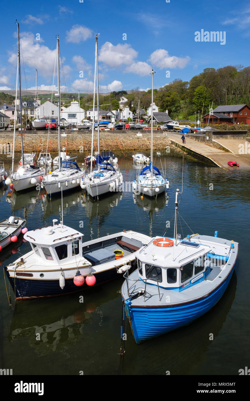 Vista di piccole imbarcazioni ormeggiate nel porto di Laxey nel vecchio Laxey, Isola di Man e Isole britanniche Foto Stock