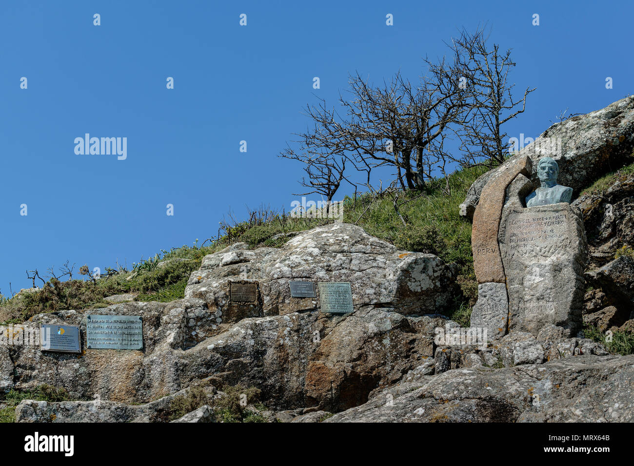 Targhe commemorative nel faro di Fisterra, Capo Finisterre, fine del cammino di san Giacomo, La Coruña, Galizia, Spagna, Europa. Foto Stock