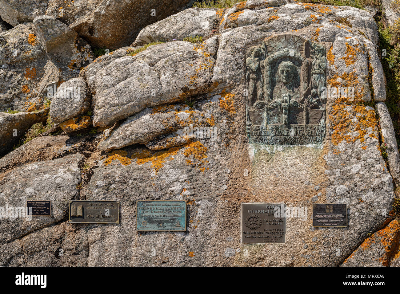 Targhe commemorative nel faro di Fisterra, Capo Finisterre, fine del cammino di san Giacomo, La Coruña, Galizia, Spagna, Europa. Foto Stock
