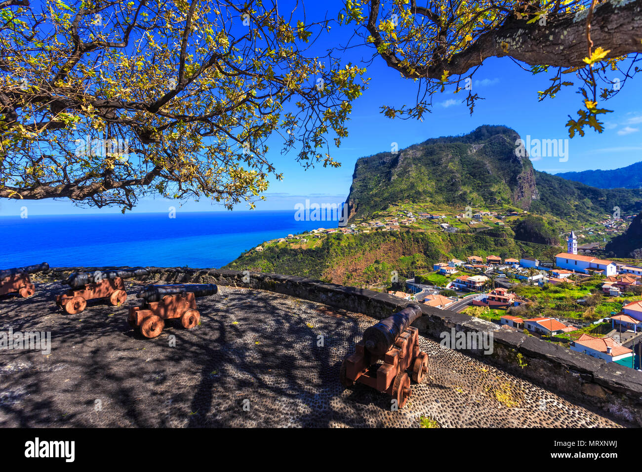 Paesaggio urbano sulla regione di Faial e la famosa fortezza e la pistola di antichi cannoni nell'isola di Madeira, Portogallo Foto Stock