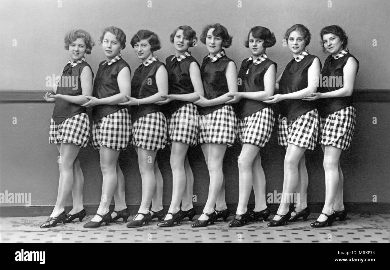 Moda, otto donne con le stesse scarpe collant, gonne e vestiti, gruppo ritratto, 1920s, Germania Foto Stock