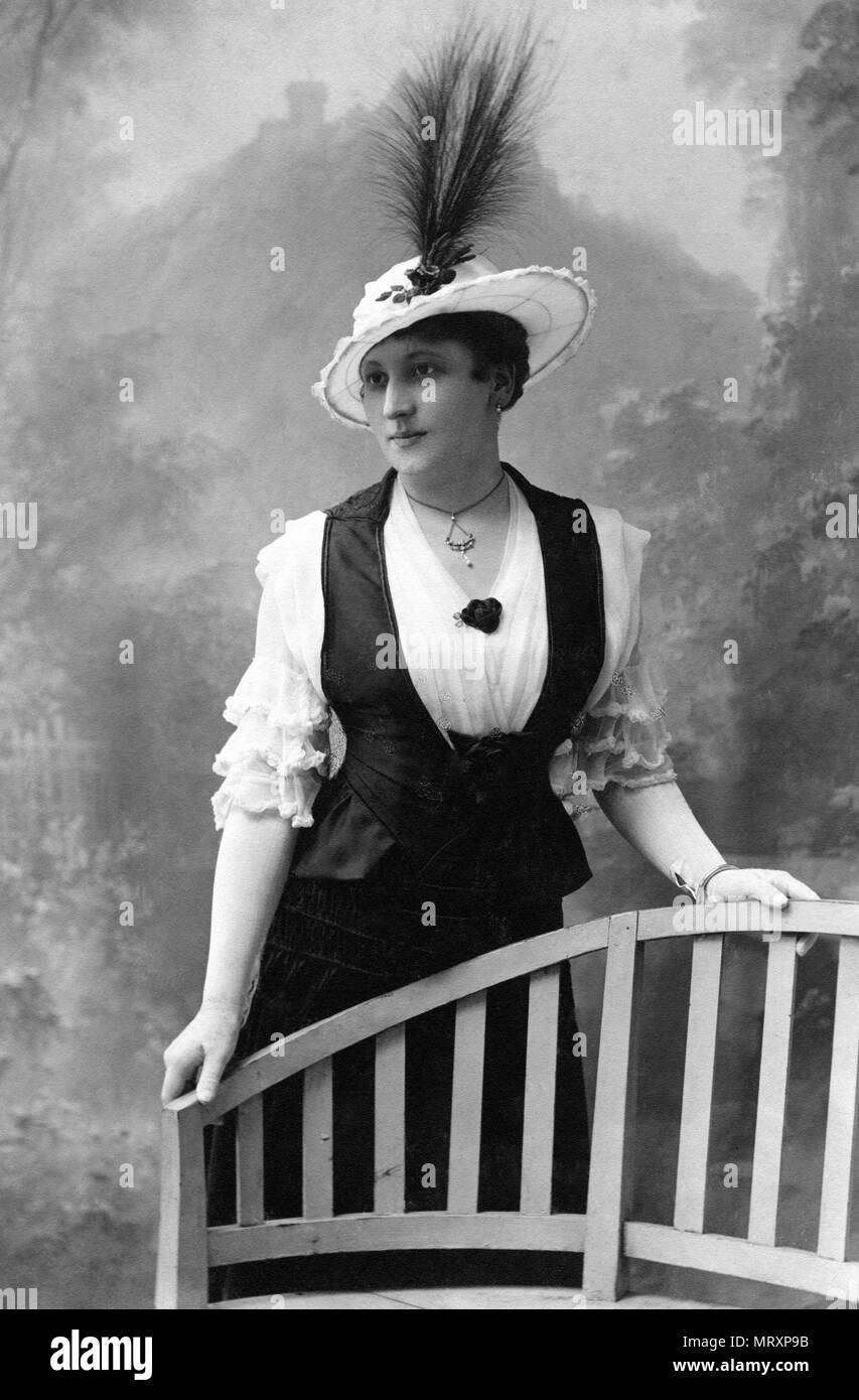 Moda, hat, moda donna con piume sul cappello, 1910s, Germania Foto Stock