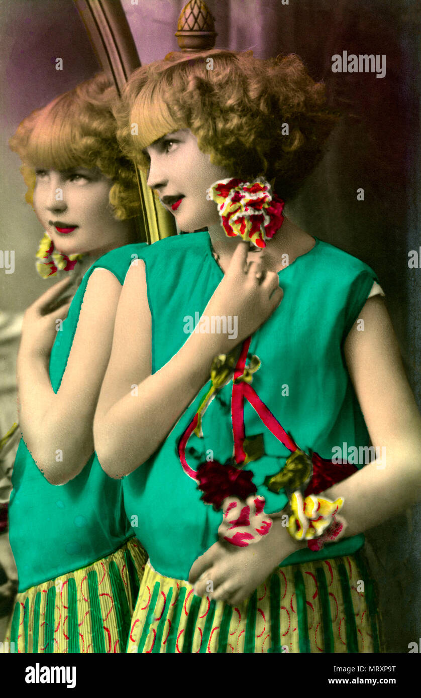 La ragazza è in piedi di fronte ad uno specchio 1920s, Germania Foto Stock