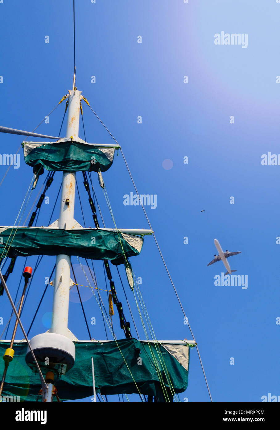 Mast yacht in background di luminoso cielo blu e di piano di volo Foto Stock