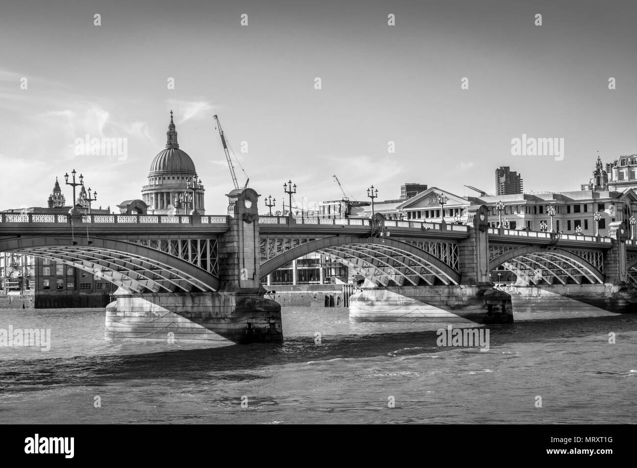 Si tratta di una fotografia in bianco e nero di London Bridge e la Cattedrale di St Paul in background Foto Stock