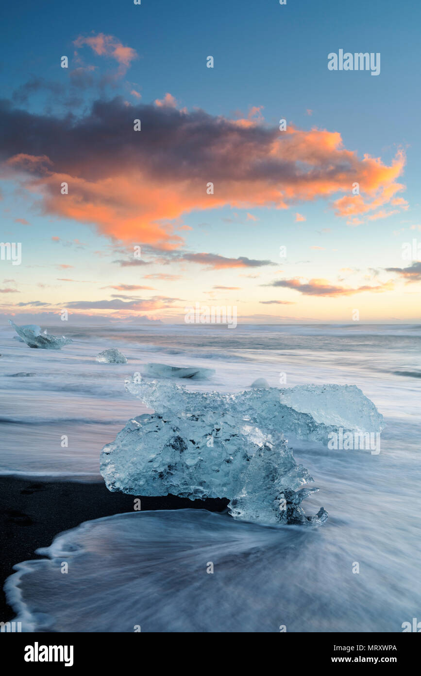 Jokulsarlon laguna glaciale, Est dell'Islanda. Blocchi di ghiaccio sulla spiaggia nera Foto Stock