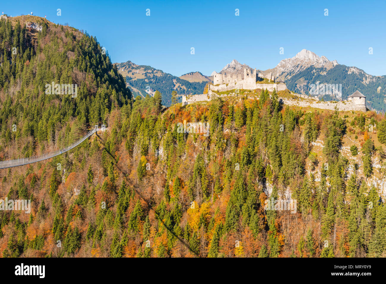 Reutte, Tirolo, Austria, l'Europa. Il Castello di Ehrenberg e Highline 179, la più lunga del mondo pedonale ponte di sospensione. Foto Stock