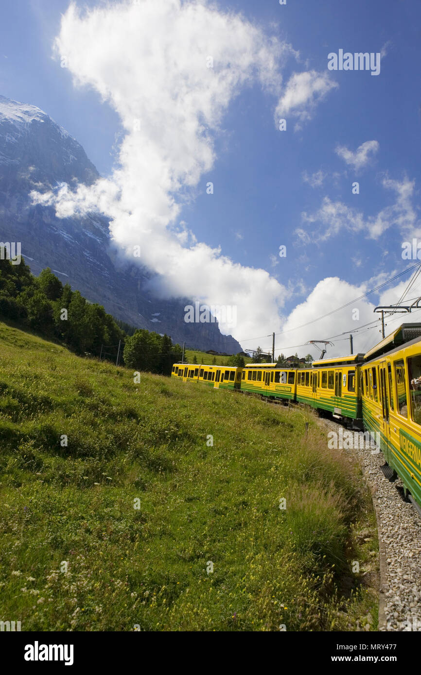La ferrovia di Wengernalpbahn nei pressi di Alpiglen, con l'Eiger sullo sfondo, Oberland Bernese, Svizzera Foto Stock