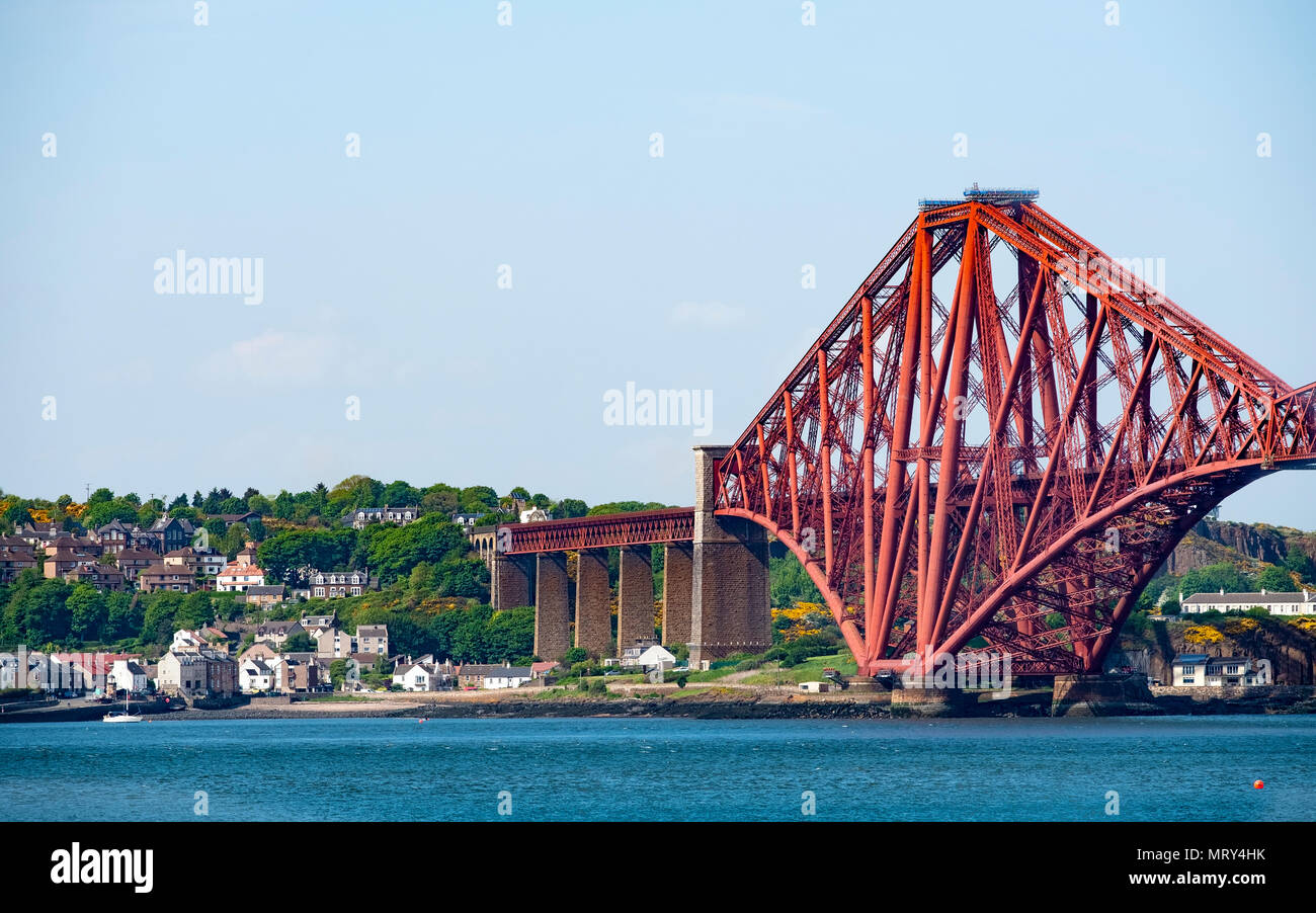 Vista del Forth Bridge (Ponte Forth Railway) e North Queensferry in Fife, Scozia, Regno Unito Foto Stock