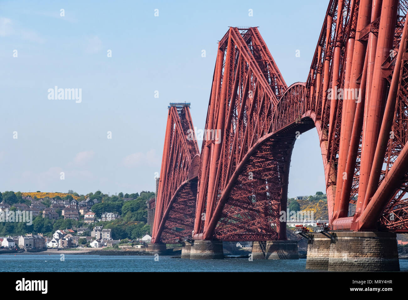 Vista del Forth Bridge (Ponte Forth Railway) e North Queensferry in Fife, Scozia, Regno Unito Foto Stock