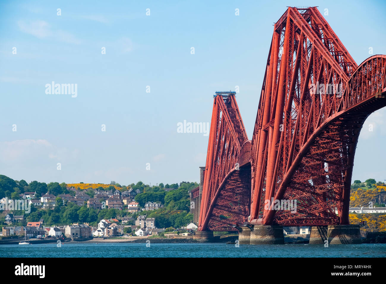 Vista del Forth Bridge (Ponte Forth Railway) e North Queensferry in Fife, Scozia, Regno Unito Foto Stock