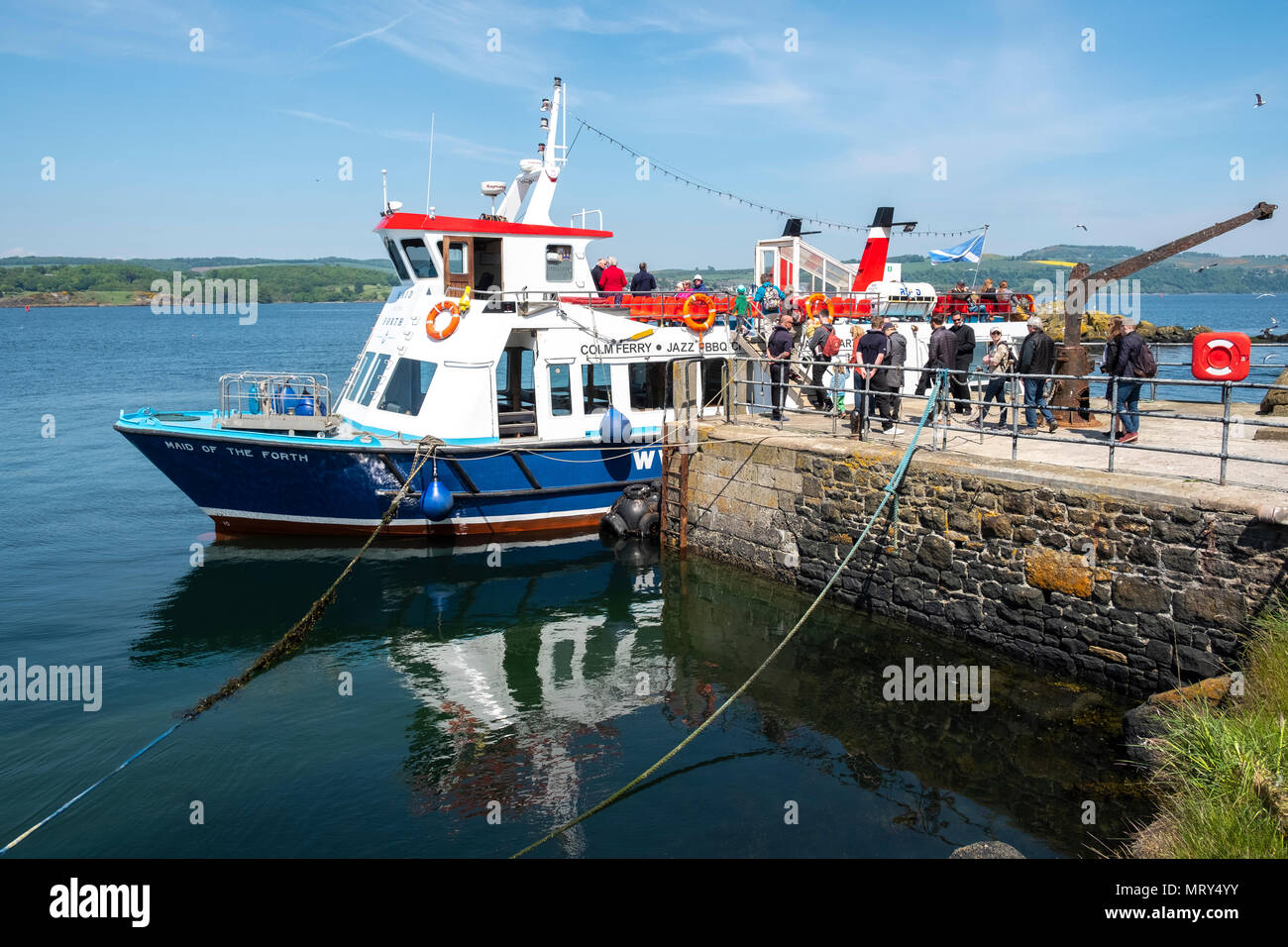 La domestica della via la barca turistica a Inchcolm isola sul Firth of Forth in Scozia, Regno Unito Foto Stock