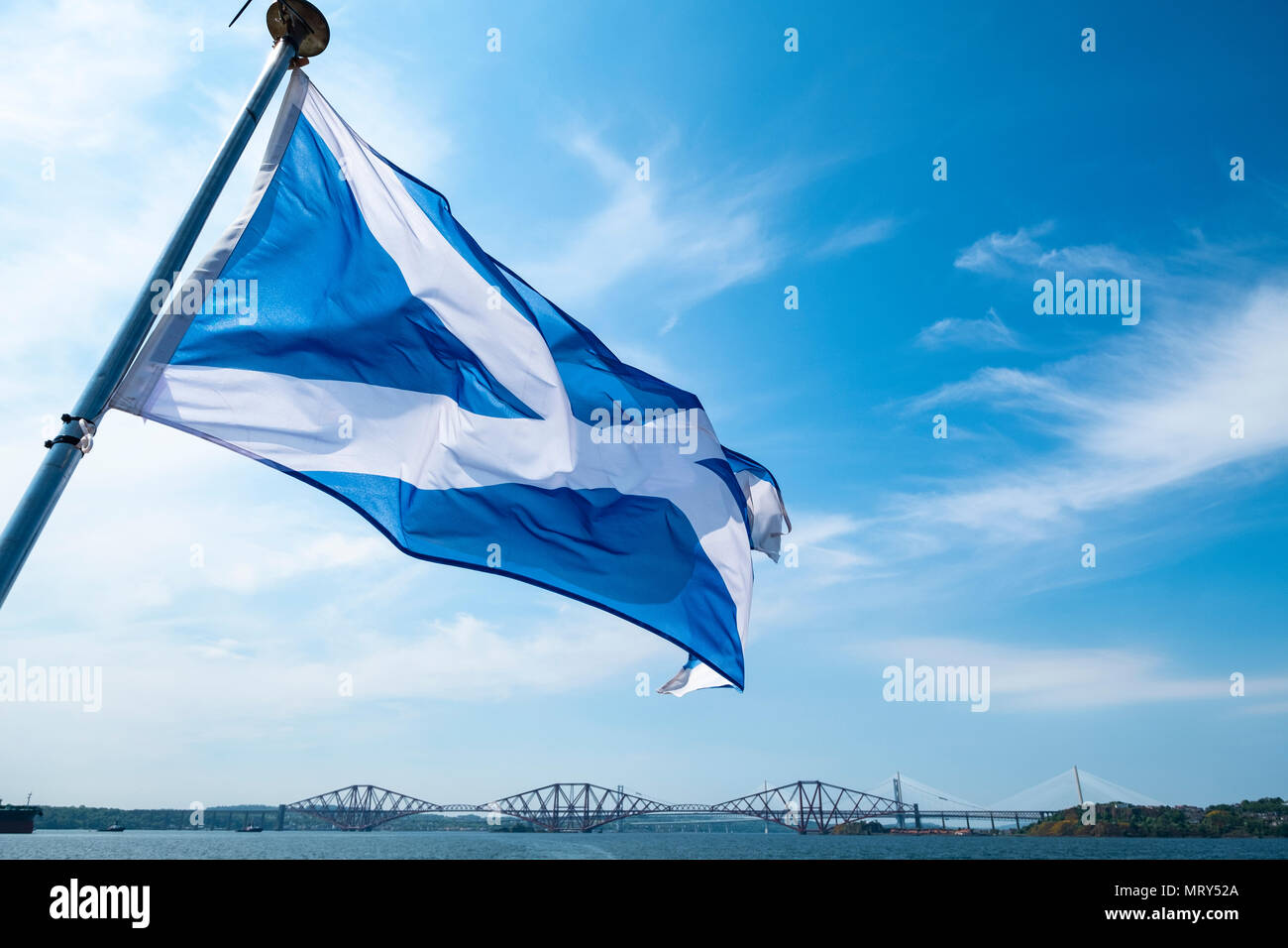 Si intraversa scozzese bandiera dalla parte posteriore della nave sul Firth of Forth river in Scozia, UK, Regno Unito Foto Stock
