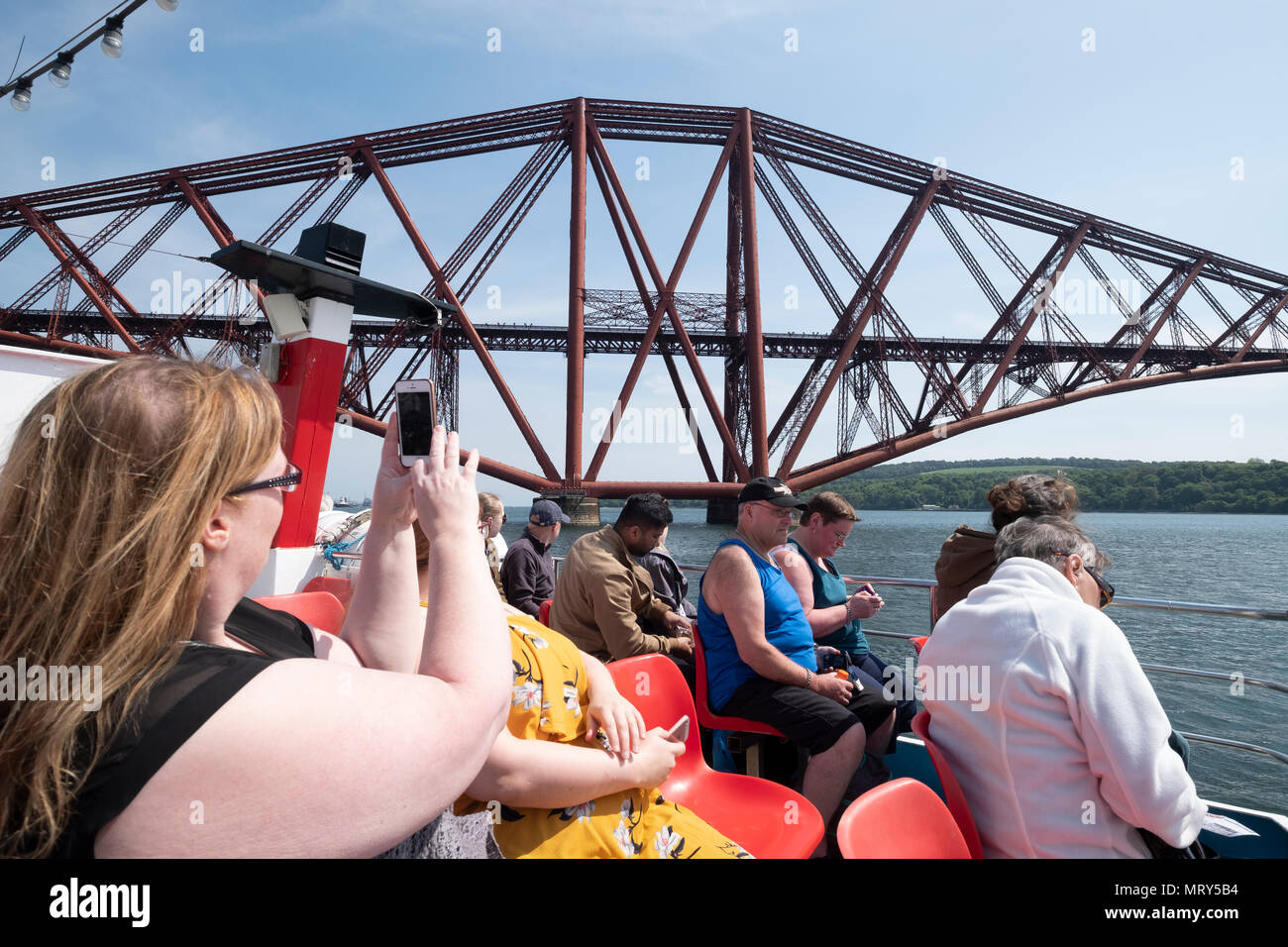 I turisti fotografare il Forth Bridge da cameriera della via nave a South Queensferry in Scozia, Regno Unito Foto Stock