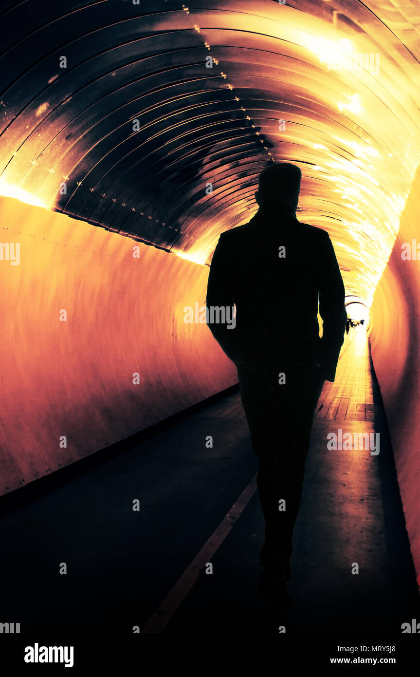 Uomo in un tunnel di Stoccolma, Svezia Foto Stock