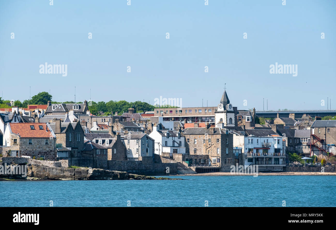 Vista della città di South Queensferry in West Lothian, Scozia, Regno Unito Foto Stock