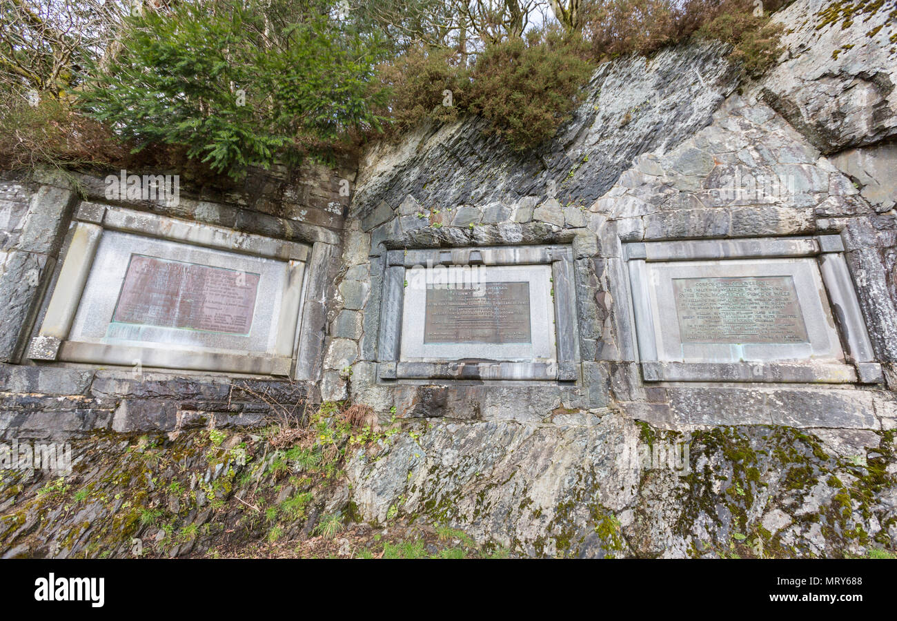 La prima pietra e la compressa di ferro per commemorare il completamento della diga in Lake Vyrnwy, serbatoio in Powys, Wales, Regno Unito Foto Stock