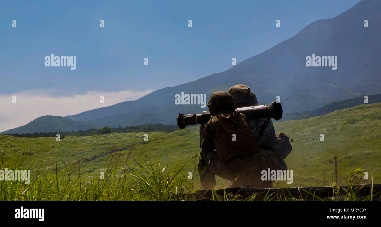 Stati Uniti Marine Corps Lance Cpl. Sarah Kelly, piccole armi tecnico di riparazione con Marine Wing Support Squadron (MWSS) 171, basata al di fuori del Marine Corps Air Station Iwakuni, spara un M136E1 A4-CS spazi confinati light anti-armor arma durante la fase due della Eagle ira 2017 a bracci combinato Training Center Camp Fuji, Giappone, 10 luglio 2017. Fase due consisteva di conduzione di live-fire esercizi di formazione per dare MWSS-171 la conoscenza e la fiducia di utilizzare sistemi di armamenti in modo efficace in un ambiente distribuito. (U.S. Marine Corps photo by Lance Cpl. Stephen Campbell) Foto Stock