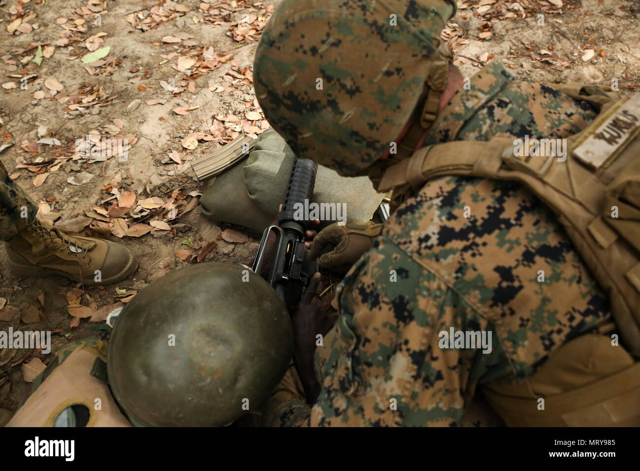 Sgt. Timothy Kuklis, un assaultman con scopi speciali Air-Ground Marine Task Force - Risposta in caso di crisi - Africa, cancella un'ostruzione in un M16A2 fucile di servizio per un membro del Senegal di Compagnie Fusilier de Marin Commando durante un live-Incendio campo a Toubakouta, Senegal, 13 aprile 2017. Marines con SPMAGTF-CR-AF e il COFUMACO condotta a quattro alla settimana di formazione professionale esercizio che includeva il combattimento avanzate tecniche di cottura, una mitragliatrice gamma e un live-fire attacco di plotone di gamma. Foto Stock