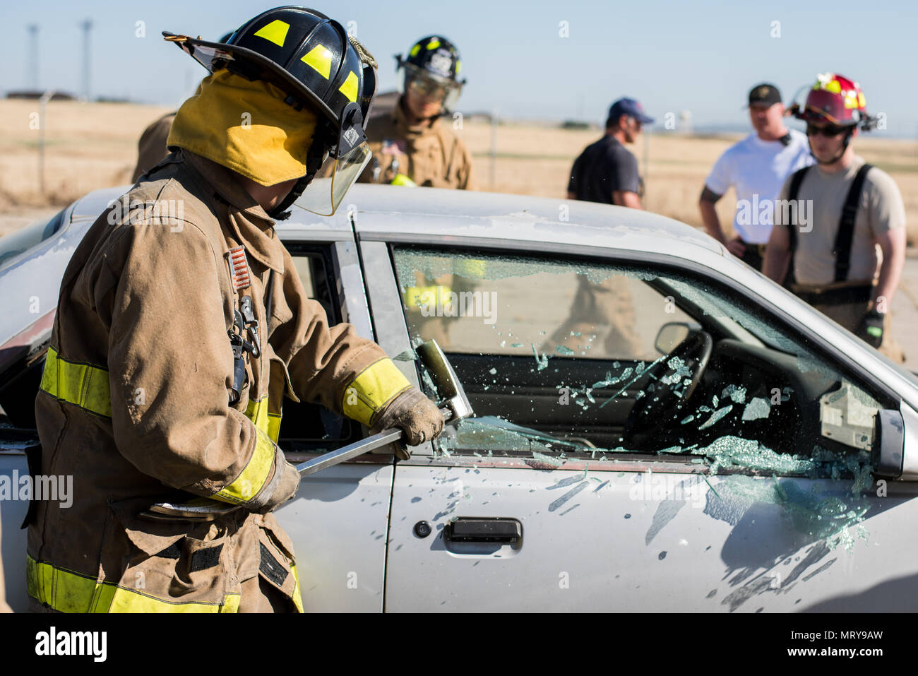 Airman 1. Classe Kendall Davenport, 9 Ingegnere Civile Squadron pompiere,  utilizza un attrezzo halligan a rompere il vetro della porta laterale  passeggero durante un veicolo extrication esercitazione a Beale Air Force  Base,