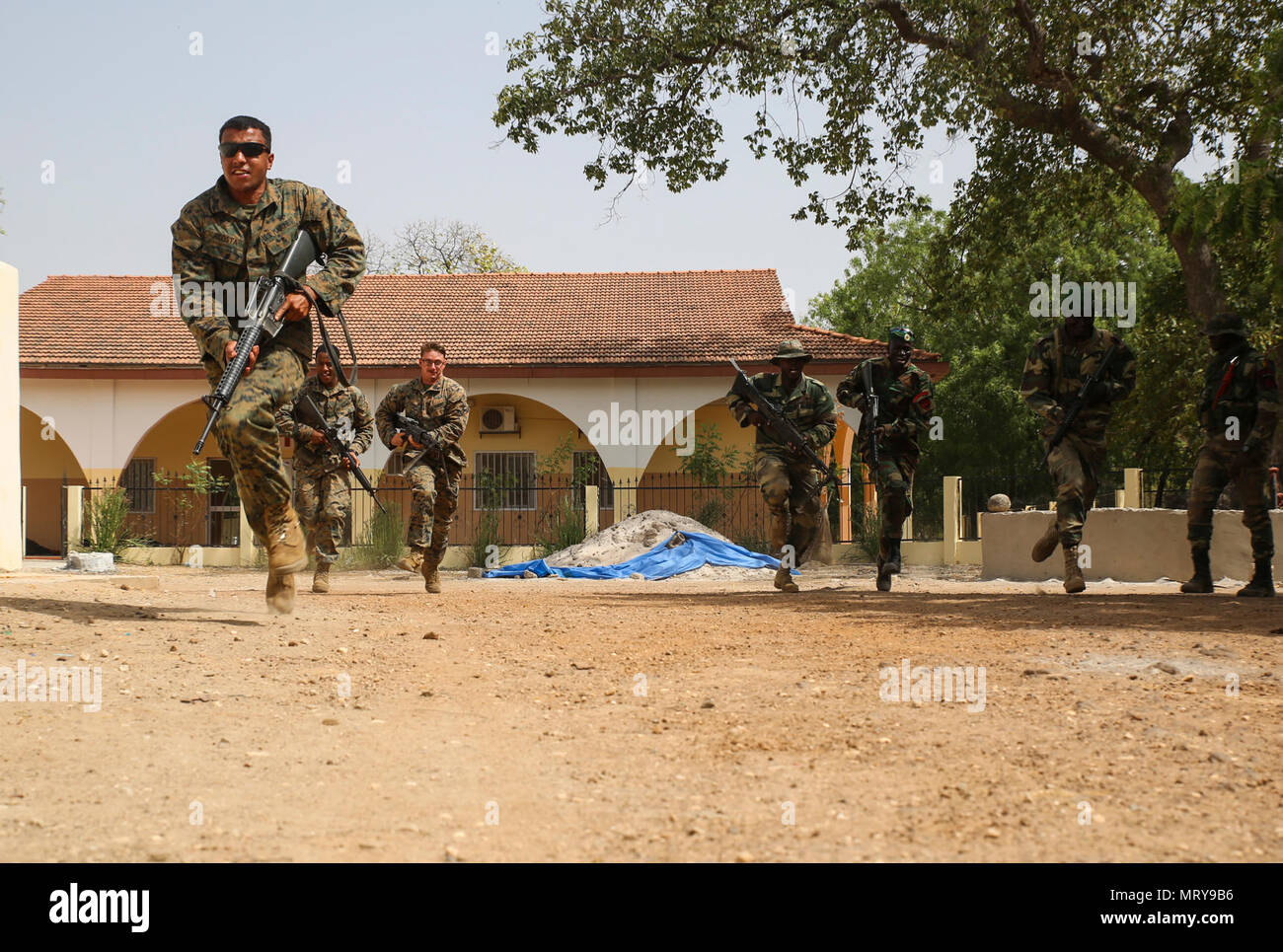 Marines con scopi speciali Air-Ground Marine Task Force - Risposta in caso di crisi - Africa e membri del Senegal di Compagnie Fusilier de Marin Commando carica verso un obiettivo durante un quattro settimane di esercizio a Toubakouta, Senegal, 13 aprile 2017. Marines con SPMAGTF-CR-AF e il COFUMACO condotta a quattro alla settimana di formazione professionale esercizio che includeva il combattimento avanzate tecniche di cottura, una mitragliatrice gamma e un live-fire attacco di plotone di gamma. Foto Stock