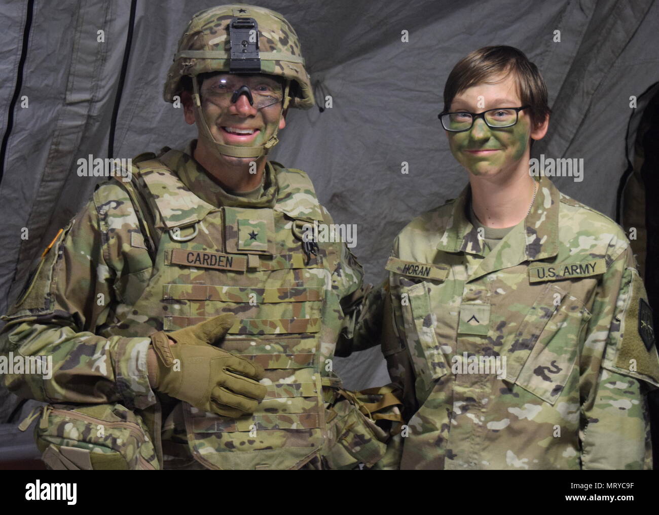 Il Brigadiere Generale Tom Carden, comandante generale dell'esercito della Georgia la Guardia Nazionale presenta una moneta per privati Horan Erica di società di sede, 648th manovra brigata di enhancement in riconoscimento per il suo impegno durante la fase di esercizio di Saber custode in Valcea, Romania. L'esercizio è solo Horan la terza esercitazione con l'unità. Foto Stock