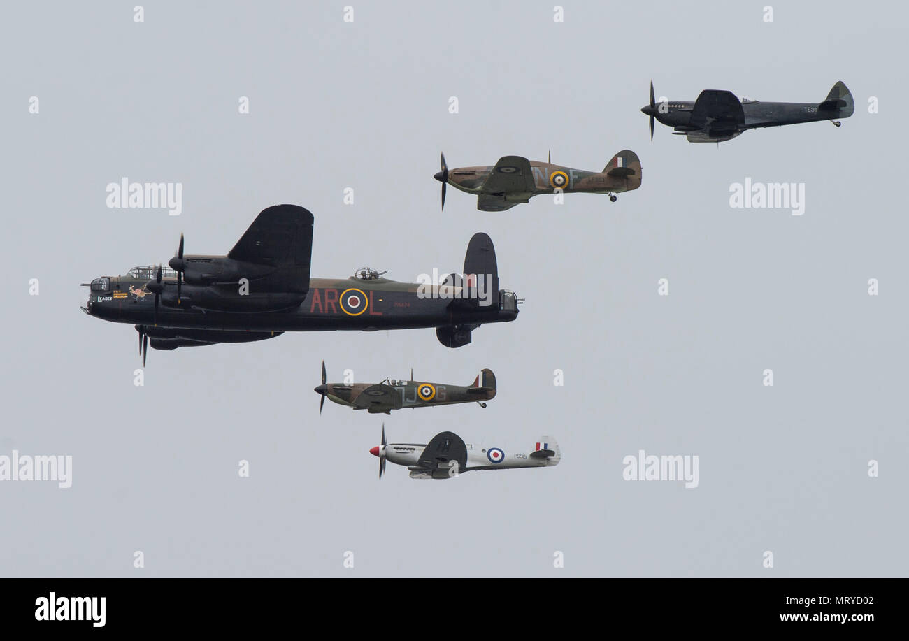 FAIRFORD, Regno Unito - Un Avro Lancaster e quattro Spitfire Vs aereo volare oltre gli spettatori durante il 2017 Royal International Air Tattoo (RIAT) situato a RAF Fairford, Regno Unito, il 15 luglio 2017. Questo anno che commemora la U.S. Air Force il settantesimo anniversario che è stato evidenziato nel corso RIAT visualizzando la sua discendenza e i miglioramenti apportati in termini di aerei militari. (U.S. Air Force Foto di Tech. Sgt. Brian Kimball) Foto Stock