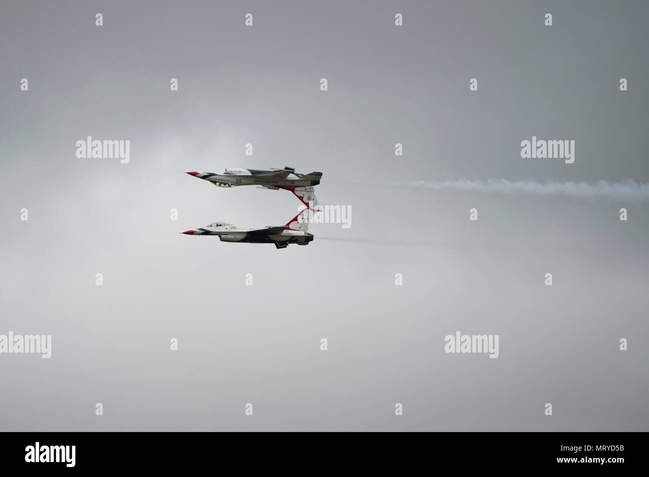 Gli Stati Uniti Air Force Thunderbirds eseguire una manovra durante il Royal International Air Tattoo, 15 luglio, 2017, sulla RAF Fairford, Regno Unito. RIAT 17 commemora il settantesimo anniversario dell'U.S. Air Force, con display di passato e presente velivolo statunitense evidenziando la cultura di innovazione continua che American avieri del potere. (U.S. Air Force foto di Airman 1. Classe Zachary Bumpus) Foto Stock