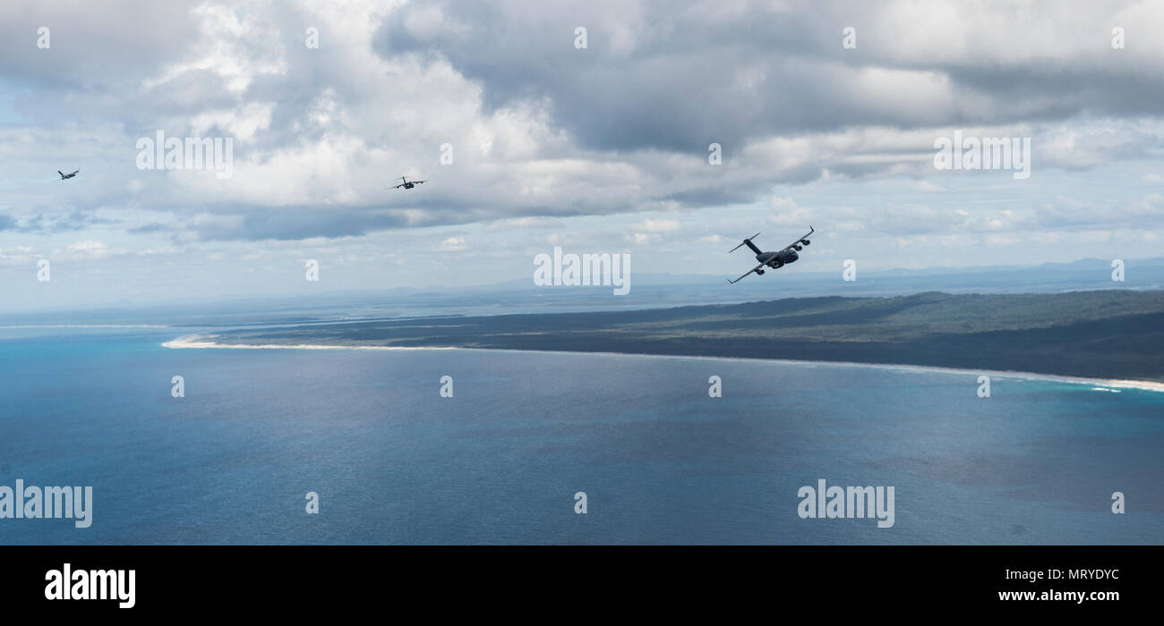 Stati Uniti Air Force C-17 Globemaster IIIs dal giunto di base, Charleston S.C. e giunto di base corda Lewis-Mc, Washington volare un basso livello di formazione al di sopra della Gold Coast australiana Luglio 15, 2017, fornendo supporto airlift per esercitare il talismano di Saber 2017. Lo scopo di TS17 è migliorare U.S.-Australian Combat Readiness, aumentare l'interoperabilità, combinato a massimizzare le opportunità di formazione e di condotta di preposizionamento marittimo e le operazioni di logistica nel Pacifico. TS17 dimostra anche l'impegno degli Stati Uniti per il suo alleato fondamentale e globale del quadro di sicurezza nell'Indo Asian Pacific regione. (U.S. Aria Fo Foto Stock