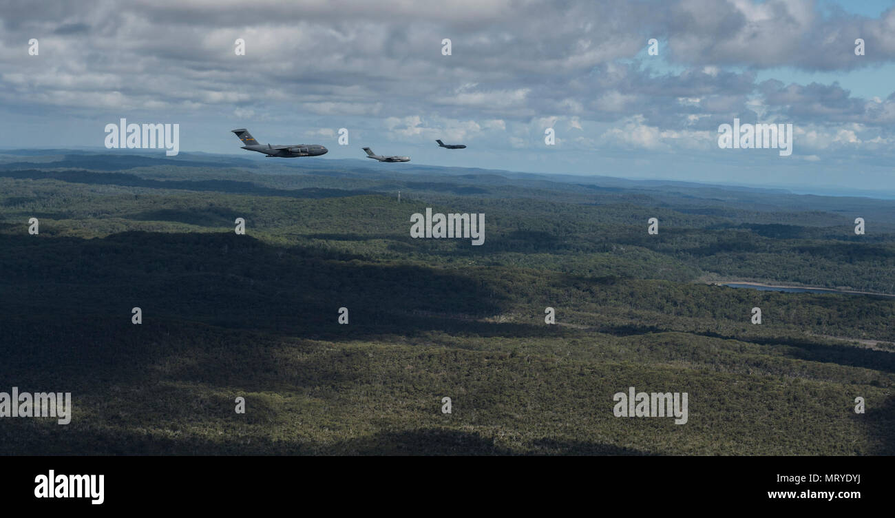 Stati Uniti Air Force C-17 Globemaster IIIs dal giunto di base, Charleston S.C. e giunto di base corda Lewis-Mc, Washington volare un basso livello di formazione al di sopra della Gold Coast australiana Luglio 15, 2017 mentre hanno fornito supporto airlift per esercitare il talismano di Saber 2017. Lo scopo di TS17 è migliorare U.S.-Australian Combat Readiness, aumentare l'interoperabilità, combinato a massimizzare le opportunità di formazione e di condotta di preposizionamento marittimo e le operazioni di logistica nel Pacifico. TS17 dimostra anche l'impegno degli Stati Uniti per il suo alleato fondamentale e globale del quadro di sicurezza nell'Indo Asian Pacific regione. (U.S. Aria Foto Stock