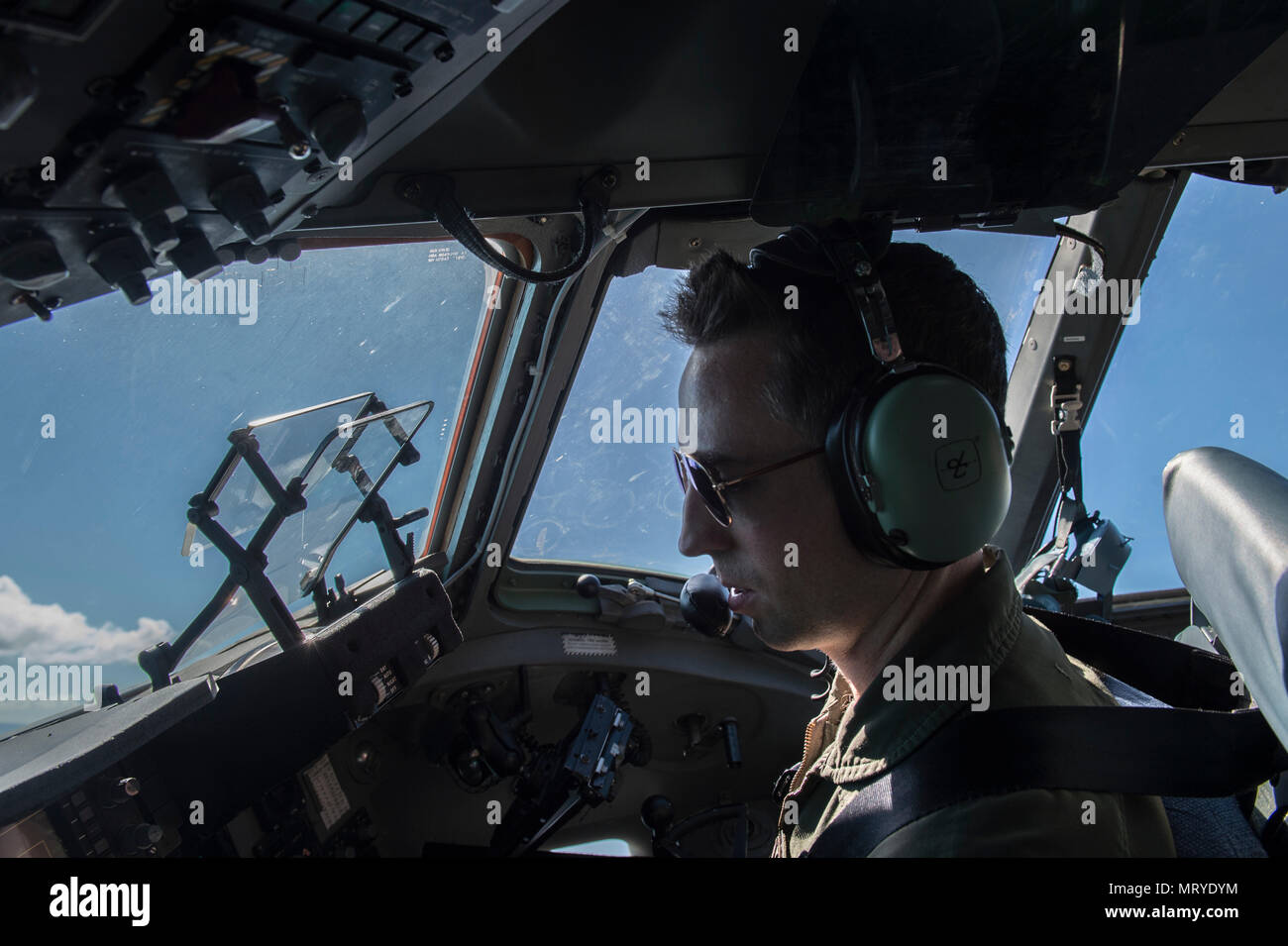 Stati Uniti Air Force Capt. Jason Caroll, pilota, xv Airlift Squadron vola un C-17 durante un basso livello di formazione al di sopra della Gold Coast australiana, 15 luglio 2017 mentre hanno fornito supporto airlift per esercitare il talismano di Saber 2017. Lo scopo di TS17 è migliorare U.S.-Australian Combat Readiness, aumentare l'interoperabilità, combinato a massimizzare le opportunità di formazione e di condotta di preposizionamento marittimo e le operazioni di logistica nel Pacifico. TS17 dimostra anche l'impegno degli Stati Uniti per il suo alleato fondamentale e globale del quadro di sicurezza nell'Indo Asian Pacific regione. (U.S. Air Force Foto di Tech. Sgt. Foto Stock