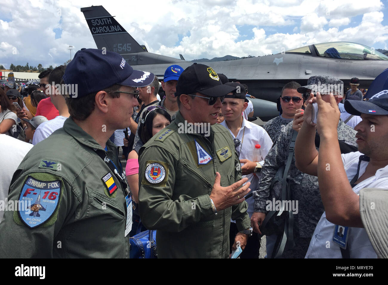 Colombiano di Air Force gen. Carlos Bueno (destra) parla ai membri del colombiano media durante la forza di Feria Aeronautica Internaccional - Colombia a Rionegro dopo aver ringraziato gli avieri del South Carolina Air National Guard's 169Fighter Wing per il loro sostegno durante l'air show, 16 luglio 2017. La United States Air Force ha partecipato a quattro giorni di aria e trade show fornendo visualizza statico di vari aerei per includere la F-16, KC-10 e KC-135. Durante l'aria mostra il combattimento aereo del team Viper Est Demo Team eseguiti quotidianamente e un B-52 da noi comando strategico eseguito un cavalcavia. Th Foto Stock