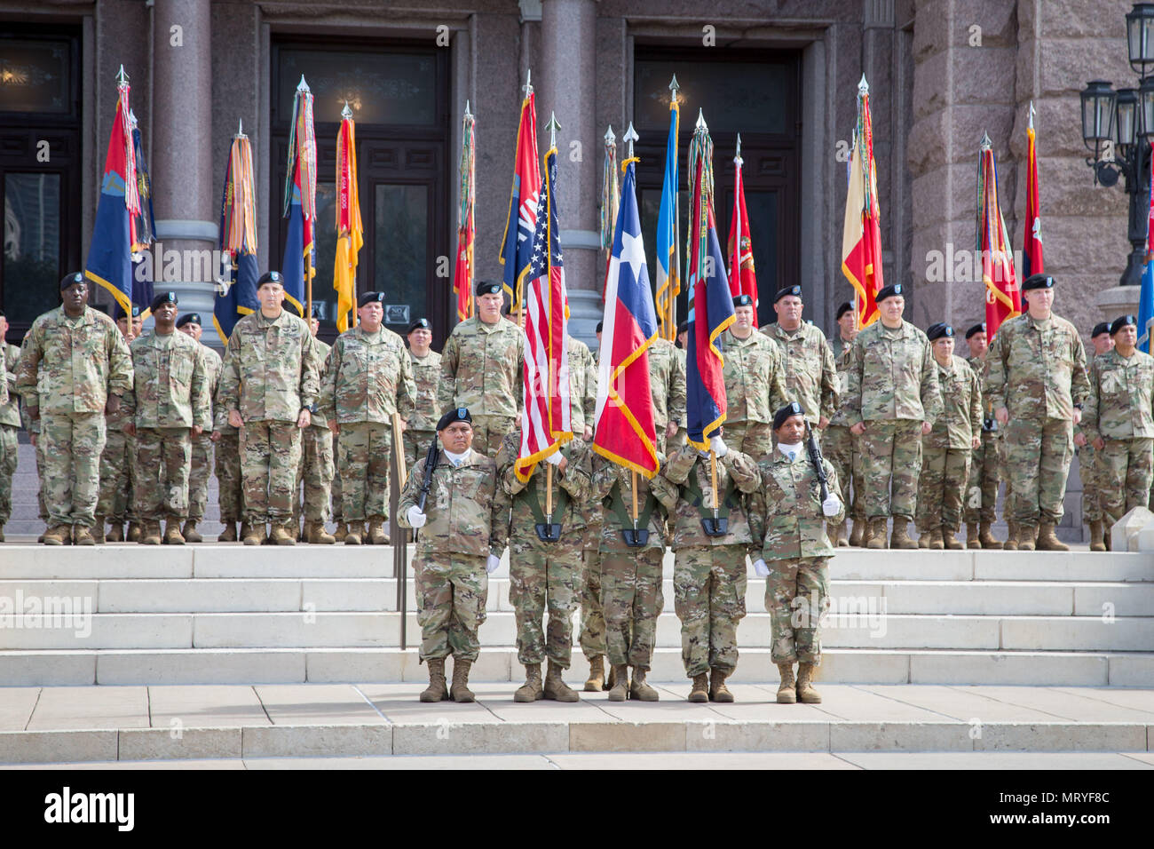 AUSTIN, Texas -- la trentaseiesima divisione di fanteria ha tenuto un cambiamento di cerimonia di comando sul Texas Capitol passi Sabato, 15 luglio ad Austin. L'unità l'addio il Mag. Gen. Lester Simpson e ha accolto con favore il Mag. Gen. S. Lee Henry come il nuovo comandante della divisione. La cerimonia è uno dei tanti eventi che si tengono durante il fine settimana di festa della trentaseiesima Inf. Div. il centesimo anniversario. (U.S. Esercito foto di magg. Randall Stillinger, 36th divisione di fanteria per Affari pubblici) Foto Stock