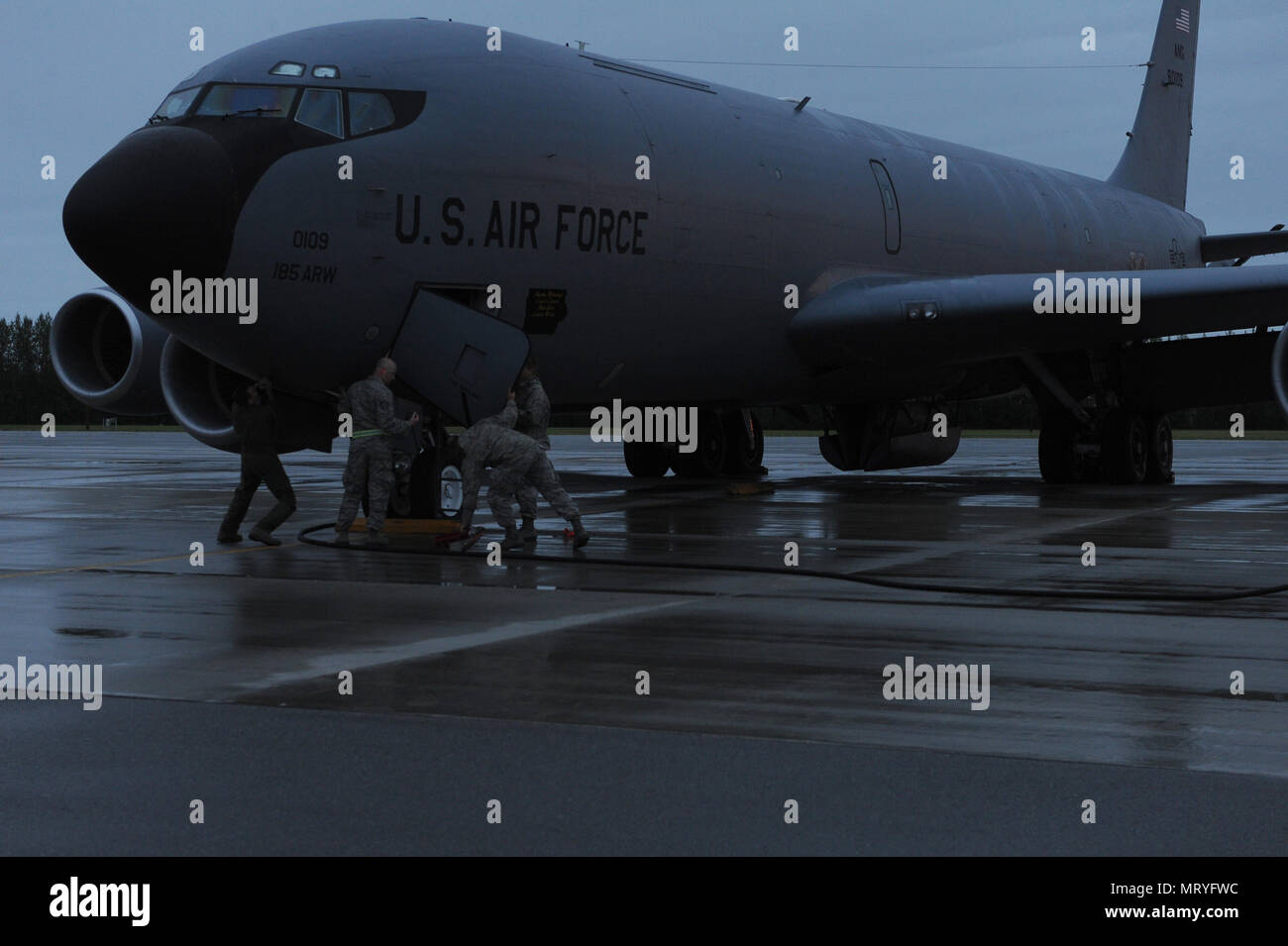 Stati Uniti Air Force aviatori assegnati alla 185th Air Refuelling Wing, condurre ispezioni preflight su un KC-135 Stratotanker aeromobili, luglio 11, 2017 a Eielson Air Force Base in Alaska. Il KC-135 ha partecipato in esercizio ULTIMATE raggiungere a sostegno degli aeromobili in rotta per il talismano di Saber esercizio tenutasi a Brisbane, Australia. (U.S. Air Force foto di Airman Eric M. Fisher) Foto Stock