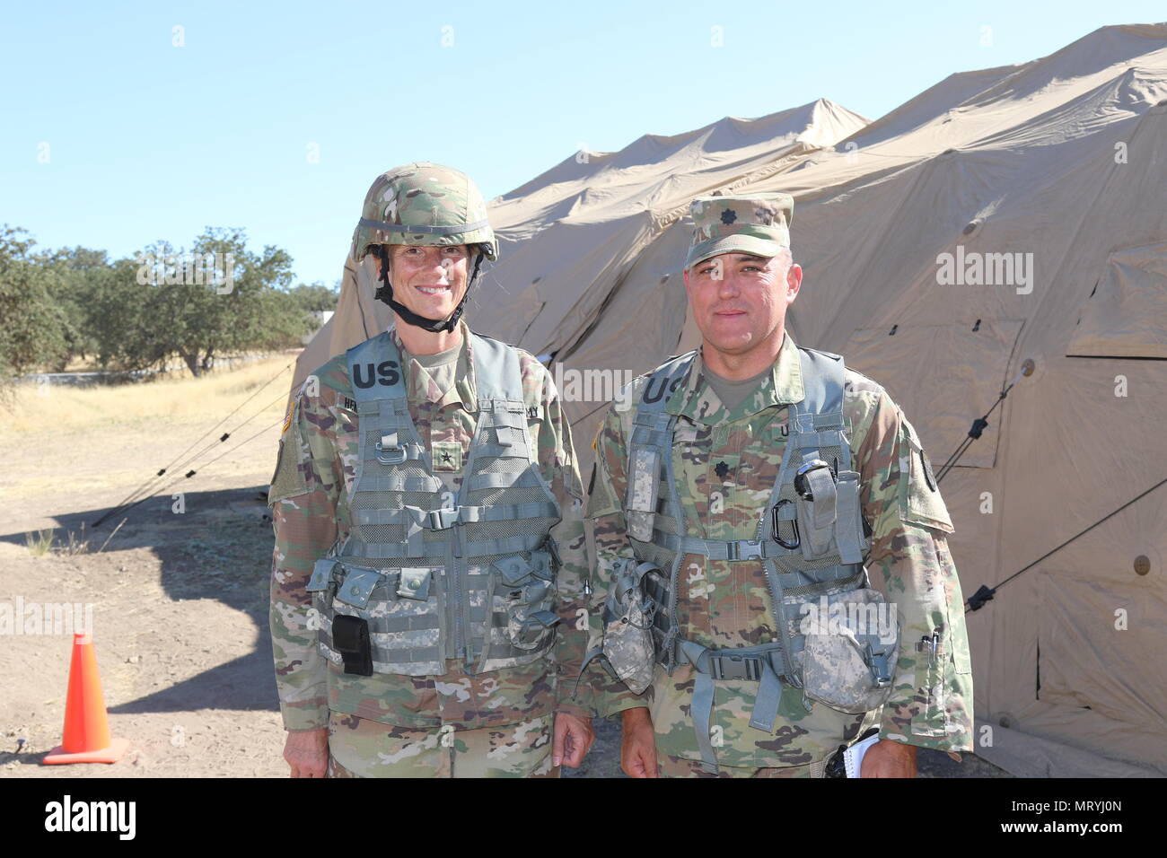 Brig. Gen. Sue Henderson, vice comandante generale del 79th supporto comando di supporto a Los Alamitos, California, con Lt. Col. Alfred E. Voit, visiti la 304th supporto brigata a CSTX 91-17-03 a offrire il suo sostegno a dirigenti e dai soldati durante la loro formazione presso il Camp Roberts, Calif. Foto Stock