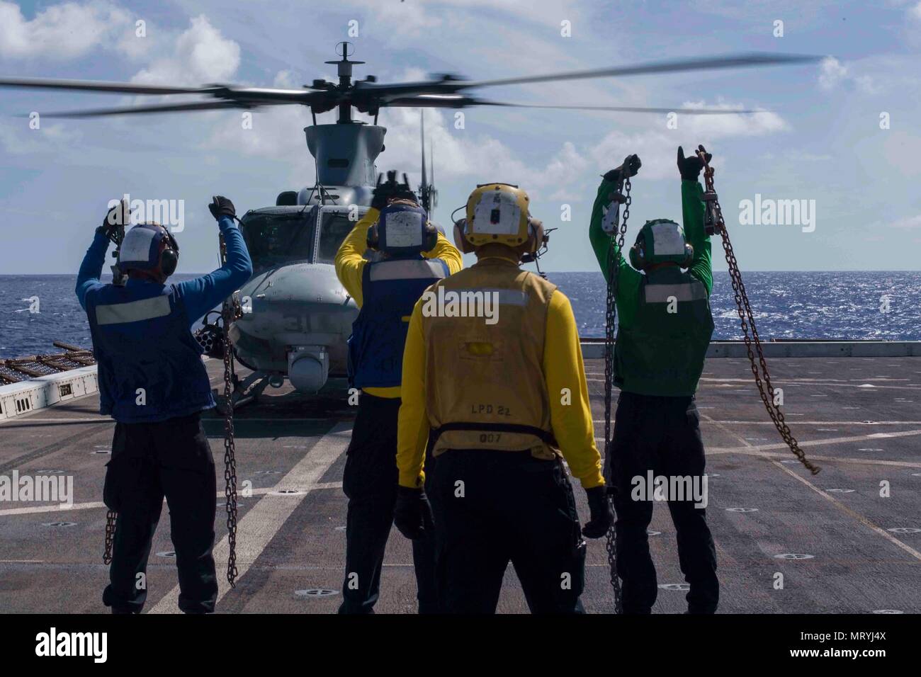 Oceano Pacifico (16 luglio 2017) velisti assegnati al dipartimento dell'aria a bordo il trasporto anfibio dock nave USS San Diego (LPD 22), mostrano i piloti di un UH-1Y Venom, assegnato a mezzo marino Tiltrotor Squadron 161 (rinforzato) che le catene sono state rimosse. San Diego è avviato una distribuzione programmata come parte dell'America anfibio gruppo pronto, che è composto di più di 1.800 marinai e 2.600 marines assegnato all'America, Pearl Harbor e San Diego. (U.S. Foto di Marina di Massa lo specialista di comunicazione di terza classe Justin A. Schoenberger/rilasciato) Foto Stock