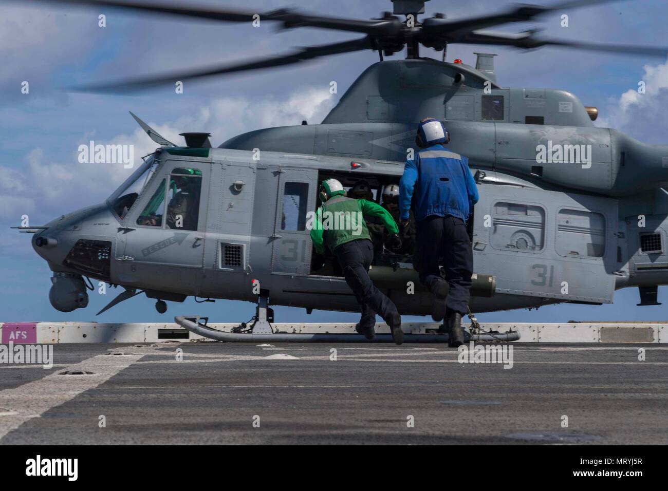Oceano Pacifico (16 luglio 2017) velisti assegnati al dipartimento dell'aria a bordo il trasporto anfibio dock nave USS San Diego (LPD 22), prepararsi a rimuovere le catene ad un UH-1Y Venom, assegnato a mezzo marino Tiltrotor Squadron 161 (rinforzato) sulla nave del ponte di volo. San Diego è avviato una distribuzione programmata come parte dell'America anfibio gruppo pronto, che è composto di più di 1.800 marinai e 2.600 marines assegnato all'America, Pearl Harbor e San Diego. (U.S. Foto di Marina di Massa lo specialista di comunicazione di terza classe Justin A. Schoenberger/rilasciato) Foto Stock