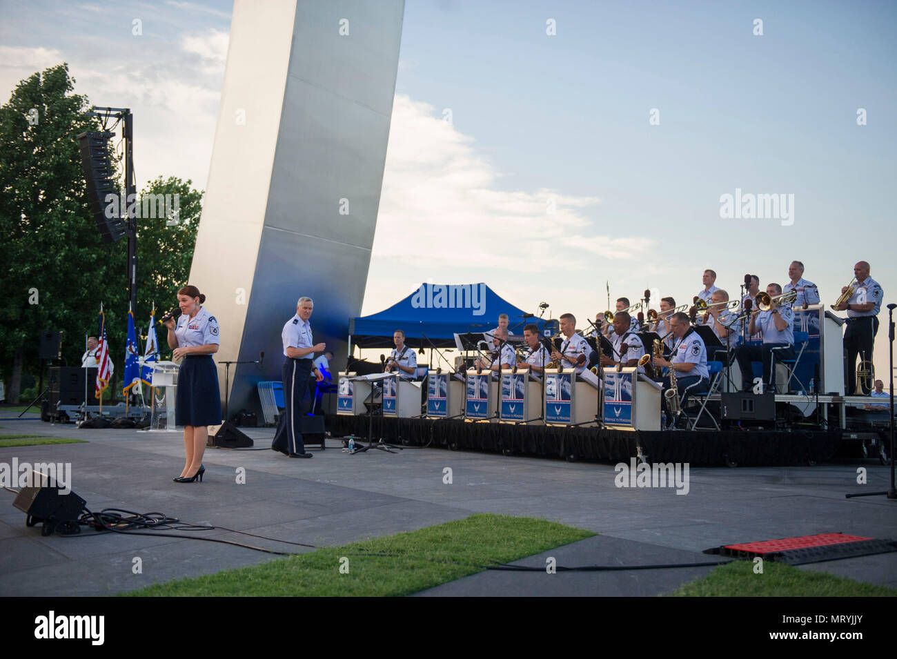 Tech. Sgt. Paige Wroble un cantante con l'aviatori di nota, la United States Air Force Band, esegue presso la Air Force Memorial ad Arlington in Virginia, Luglio 7, 2017 come parte del patrimonio di orizzonti serie di concerto. Stati Uniti Air Force Vice Capo di Stato Maggiore gen. Stephen W. Wilson ha ospitato l'evento, che è stato il terzo concerto della serie. Il patrimonio di orizzonti concerti sono un ricorrente cerimoniale pubblico evento che si svolge presso la Air Force Memorial e onorare coloro che sostengono la forza dell'aria. Il tema del terzo concerto era aviatori che ha rotto le barriere. (U.S. Air Force Foto di Senior Master Sgt. Adr Foto Stock