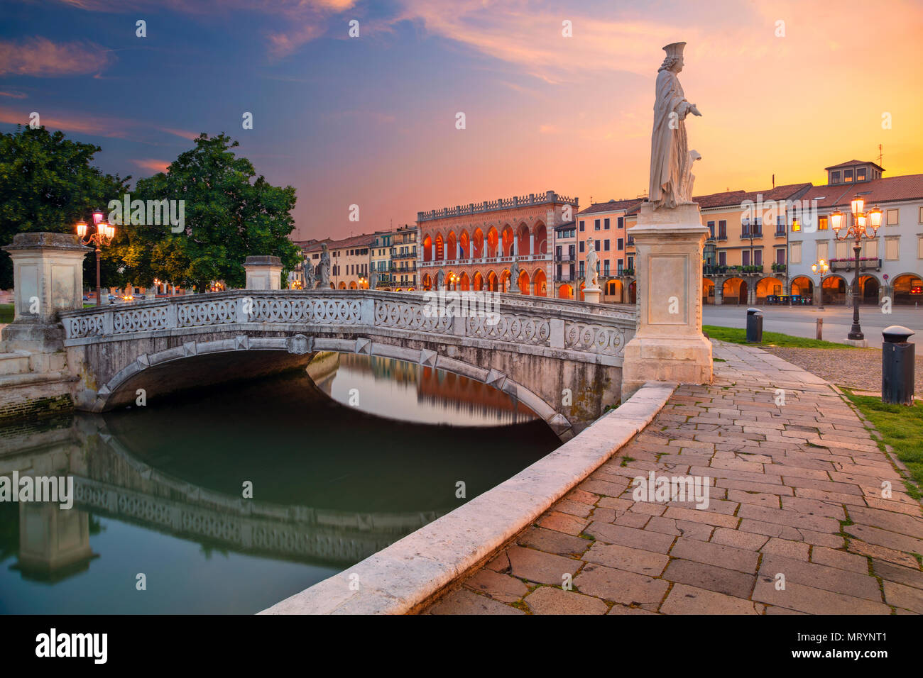 Padova. Immagine panoramica di Padova con Piazza Prato della Valle al tramonto. Foto Stock