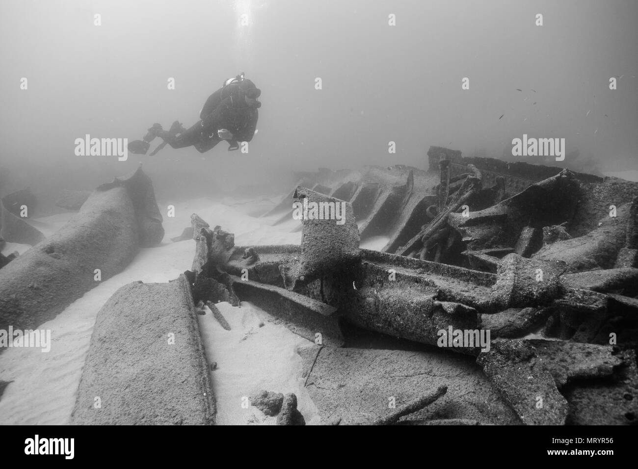 Un subacqueo aleggia sulle macerie di un naufragio al Land's End in Cabo San Lucas Marine Park, Messico. Questo relitto è stata scoperta dalla hurrican Odil Foto Stock