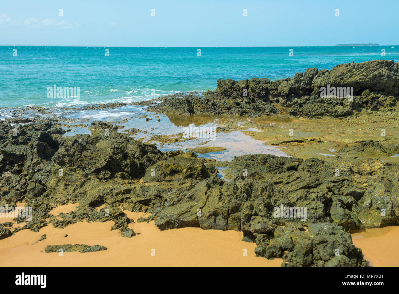 Il grintoso rocce dal litorale con piccole piscine di acqua salata Foto Stock